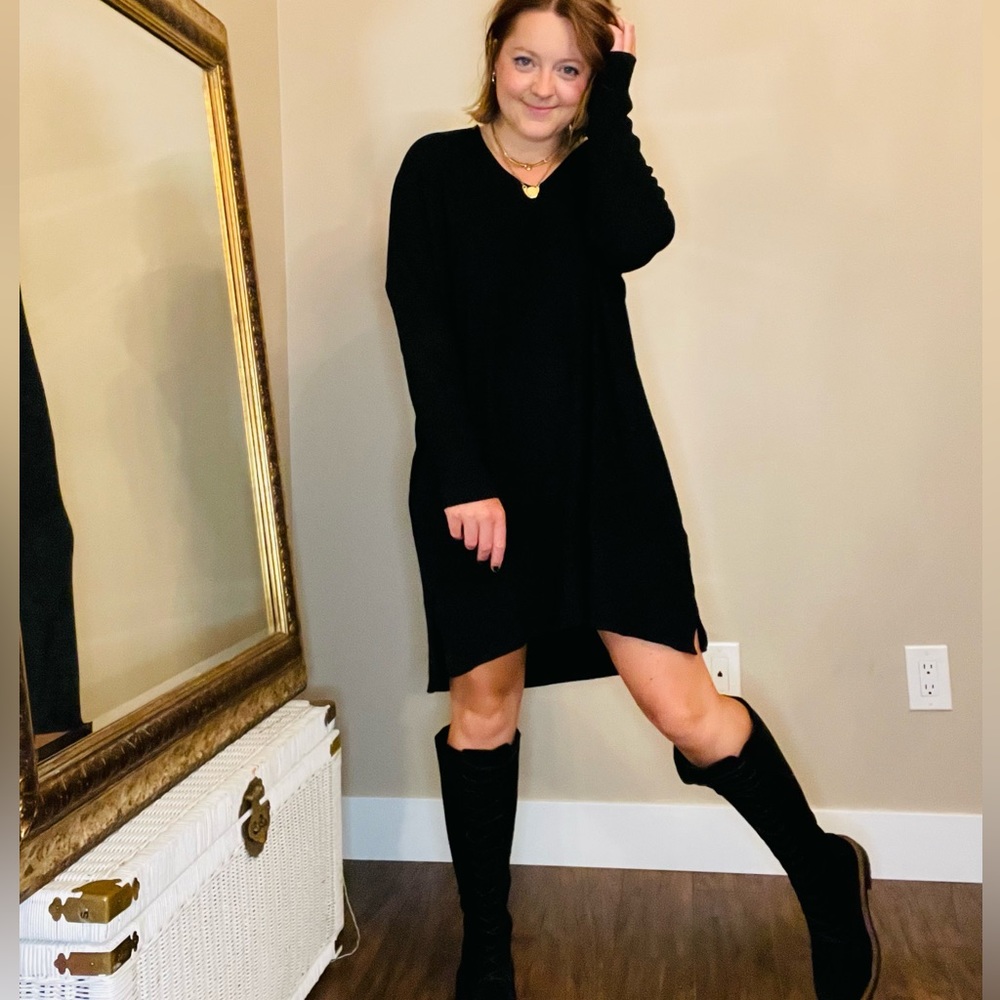 Lightweight Sweater Dress GREAT CONDITION 

Size: Large

Brand: American Eagle